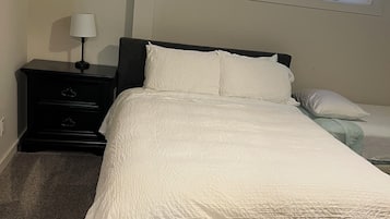 1 chambre, coffre-fort, fer et planche à repasser