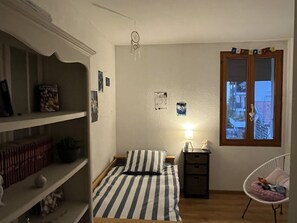 3 soverom, skrivebord, strykejern/-brett og reiseseng for barn