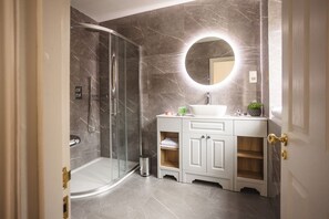 Shower, hair dryer - Historic City Centre Townhouse (Chester)