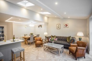 TV - Historic City Centre Townhouse (Chester)