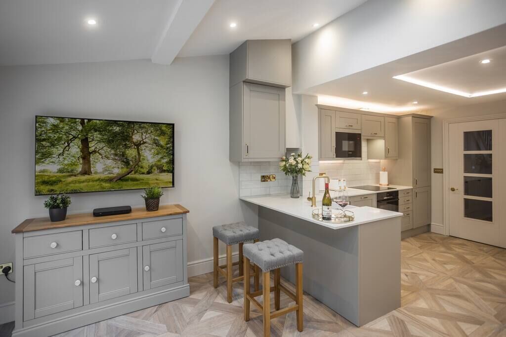 Coffee/tea maker, microwave, dishwasher