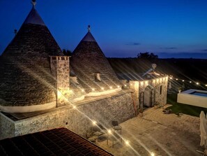 Exterior - TRULLI ALLEGRETTI (Private pool): your vacation in the heart of Puglia (Noci)