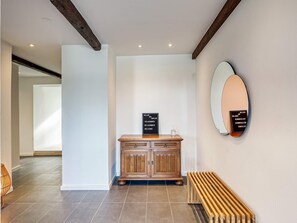 A reception area with a wooden cabinet, a welcome sign, a mirror, and a bench. - 8 Person Holiday Home in Sakskobing (Sakskobing)