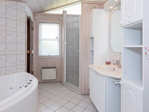 House | Bathroom - 7 Person Holiday Home in Logstor (Logstor)