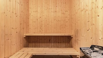 Eine Sauna mit Holzwänden und einer Sitzbank.