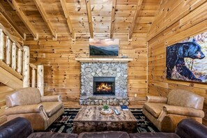 Een televisie en een open haard