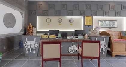 Linjianglou Hotel