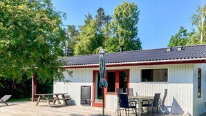 A small cabin with a deck, a table, and chairs. - 6 Person Holiday Home in Grenaa (Grenaa)
