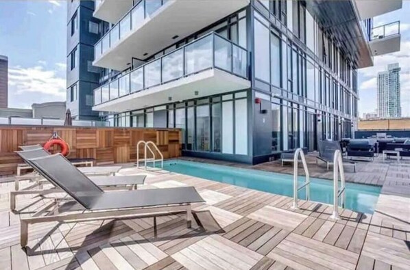 Una piscina al aire libre