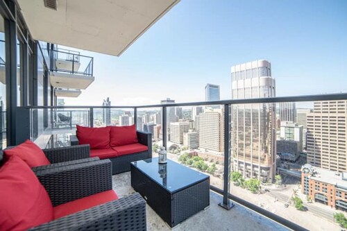lovely 2 bed with 2 bath condo in downtown