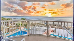 Ein Balkon mit Meerblick und Poolbereich.
