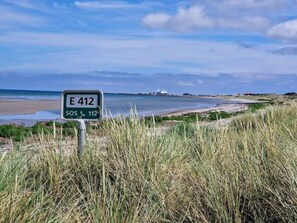 Ein Schild mit der Aufschrift 'E 412' und '505 112', das eine Route oder einen Ort angibt.