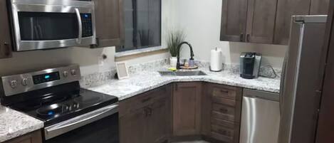 Refrigerador, microondas, horno y parrilla de estufa
