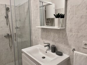 Shower, hair dryer, towels, soap - Apartment Cesare 2 Cavtat  (Cavtat)