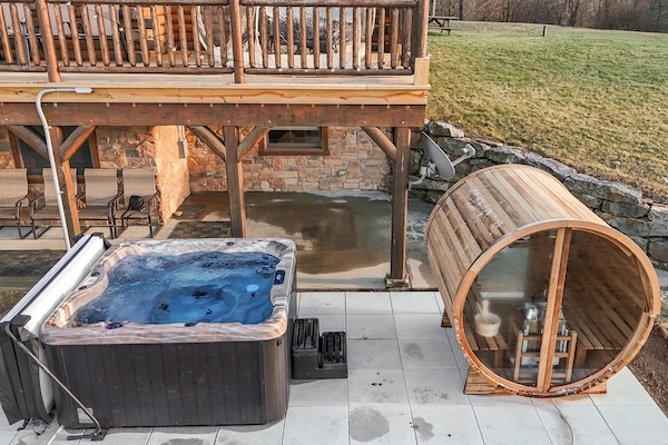 Large hot tub and cedar sauna!