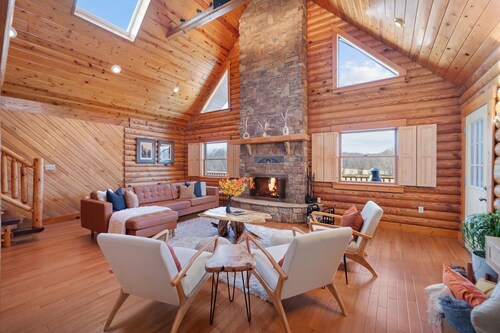 Luxury Cabin 22min to 7 Springs w/ Hot Tub, Sauna, Game Room & Views on 32 Acres