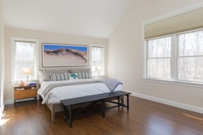 4 bedrooms, desk, iron/ironing board, WiFi