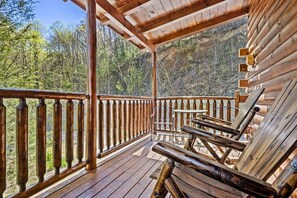 Property grounds - *Perfect Location! Cozy 2BD w/ HOT TUB near TOWN!* (Gatlinburg)