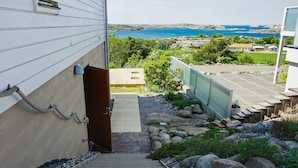Una escalera que lleva a una casa con vistas al mar.
