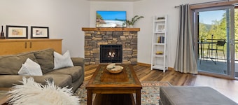 Ask about summer discounts! Walk to Govy/Ski Bowl, Garage parking, Sleeps 8