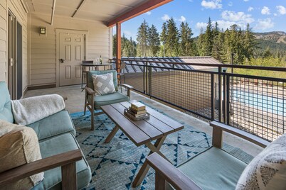 Ask about summer discounts! Walk to Govy/Ski Bowl, Garage parking, Sleeps 8