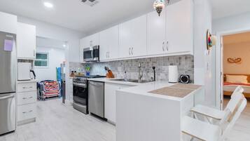 Frigorífico, microondas, horno y placa de cocina