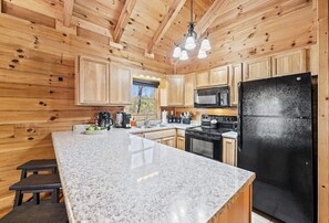 Een koelkast, een magnetron, een oven, een kookplaat