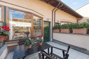 Outdoor dining - Charming patio house in San Lorenzo (Roma)