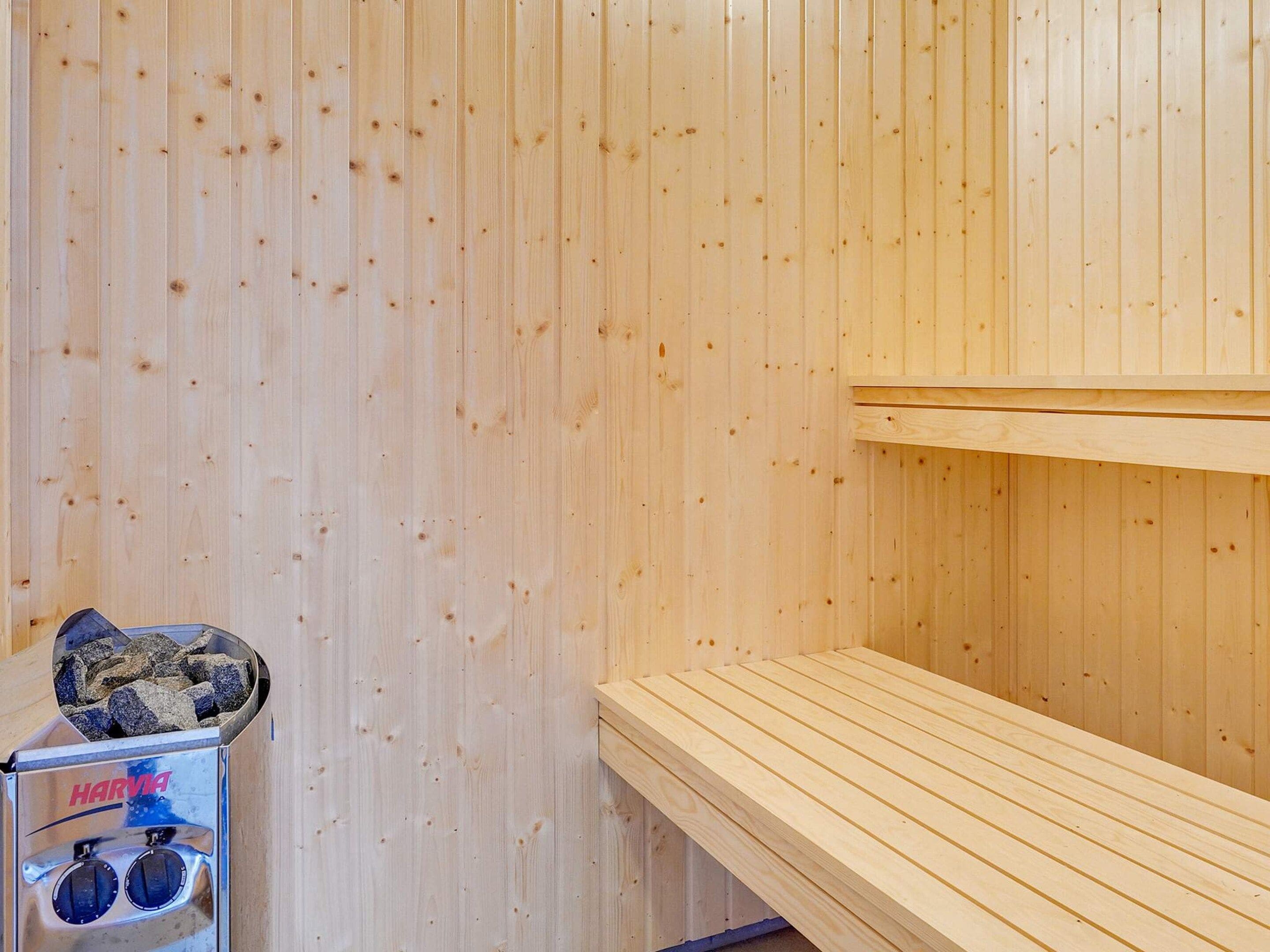 Un sauna con paredes de madera y un banco.