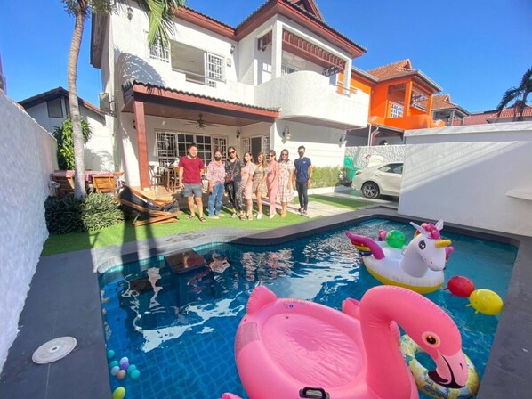 Una piscina al aire libre