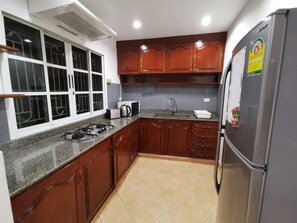 Private kitchen - Spacious villa a perfect place for a vacation! (Muang Pattaya)
