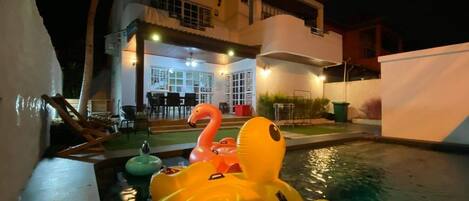 حمّام سباحة خارجي