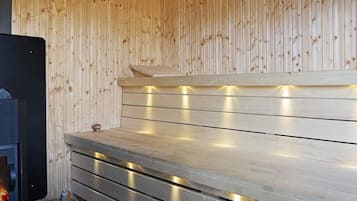 Eine Sauna mit Holzwänden und einer Sitzbank.