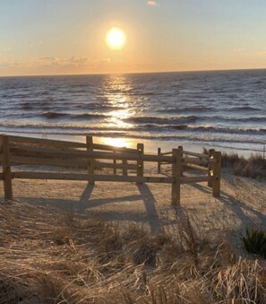 Sun loungers - SWIM SPA-HOT TUB!  300 FEET TO SECLUDED BEACH!  New KAYAKS!! Bayshore Getaway! (Lower Township)