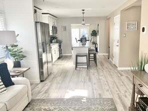 Smart TV - SWIM SPA-HOT TUB!  300 FEET TO SECLUDED BEACH!  New KAYAKS!! Bayshore Getaway! (Lower Township)