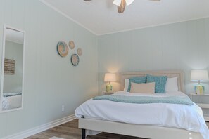 2 Schlafzimmer, Betten mit Memory-Foam-Matratzen, Verdunkelungsvorhänge