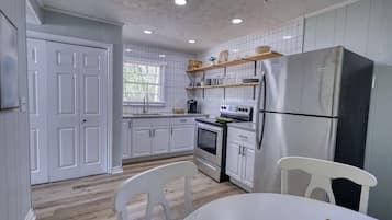 Een koelkast, een magnetron, een oven, een kookplaat