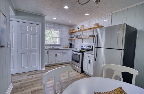 Coastal Cottage 1/2 mile from Covington Square