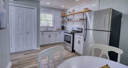 Coastal Cottage 1/2 mile from Covington Square