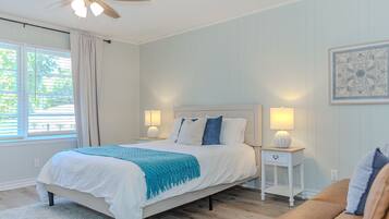 2 makuuhuonetta, memory foam -patjalliset sängyt, pimennysverhot