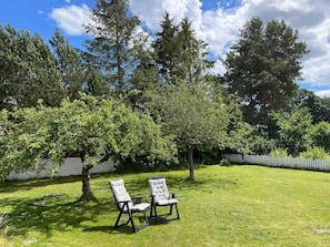 A grassy outdoor area with two chairs and a white picket fence. - 4 Person Holiday Home in Everod (Everöd)