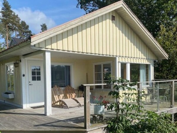 A single-story building with a covered porch and a deck. - 4 Star Holiday Home in Bengtsfors (Bengtsfors)