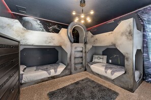 8 quartos, ferros/tábuas de passar roupa, berço de viagem