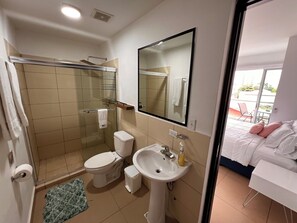 Douche, articles de toilette gratuits, sèche-cheveux