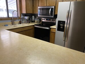 Kjøleskap, mikrobølgeovn, ovn og kokeplater