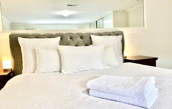 4 bedrooms, desk, iron/ironing board, travel crib - Immaculate Apartment in Lenah Valley, 4.5 KM’s to the Hobart CBD (Lenah Valley)