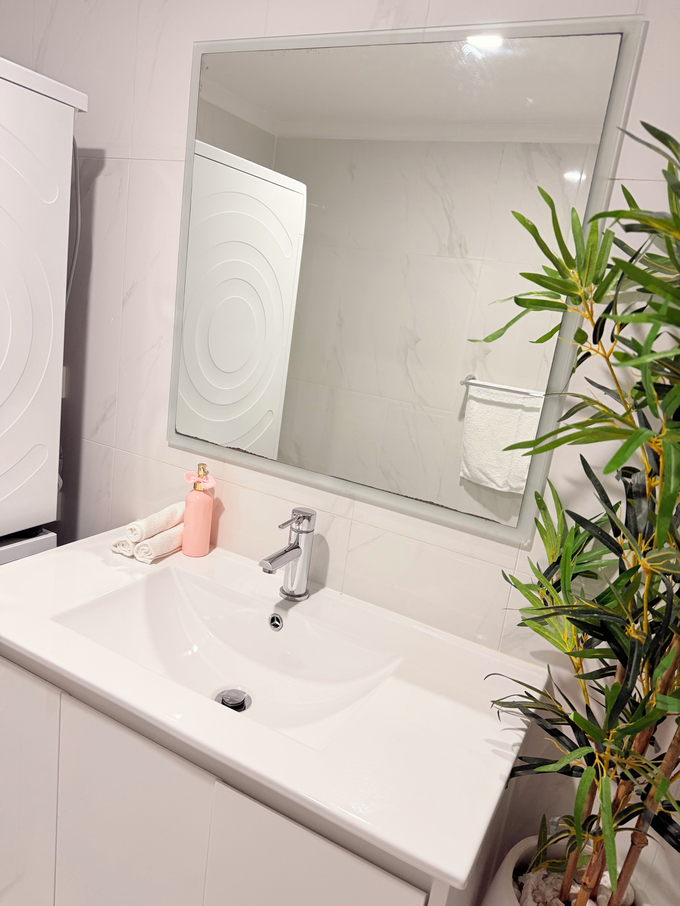 Suihku, hiustenkuivaaja, pyyhkeet, saippua