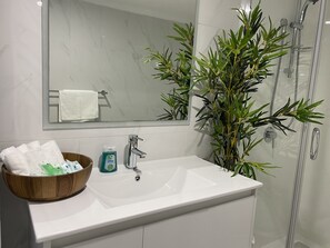 Shower, hair dryer, towels, soap - Immaculate Apartment in Lenah Valley, 4.5 KM’s to the Hobart CBD (Lenah Valley)