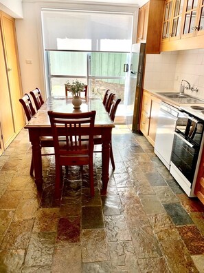 Fridge, microwave, oven, stovetop - Immaculate Apartment in Lenah Valley, 4.5 KM’s to the Hobart CBD (Lenah Valley)