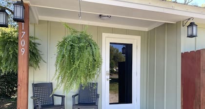 Jubilee Cottage in the heart of Daphne!